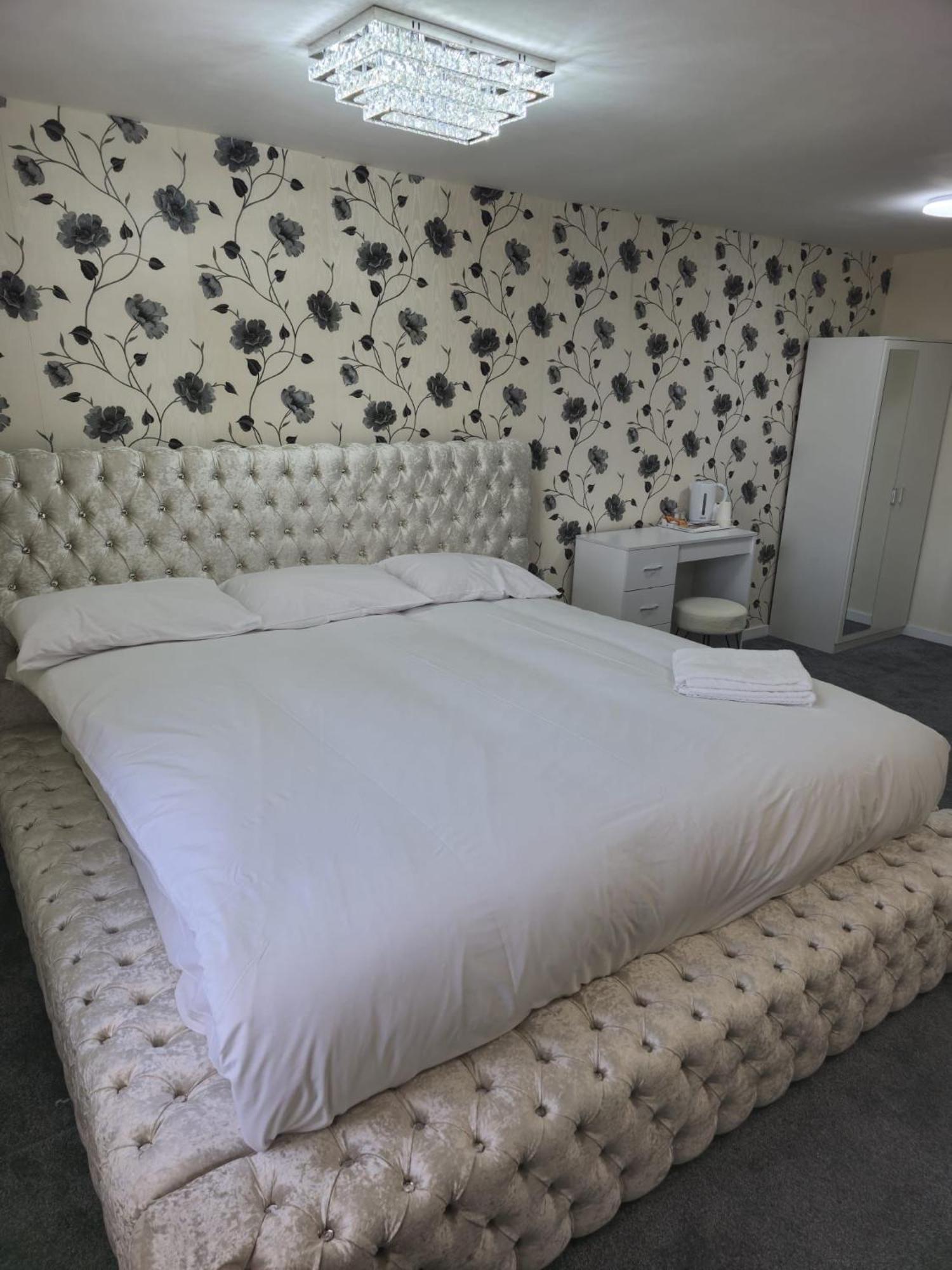 Zaheer'S Hotel Baldock Dış mekan fotoğraf